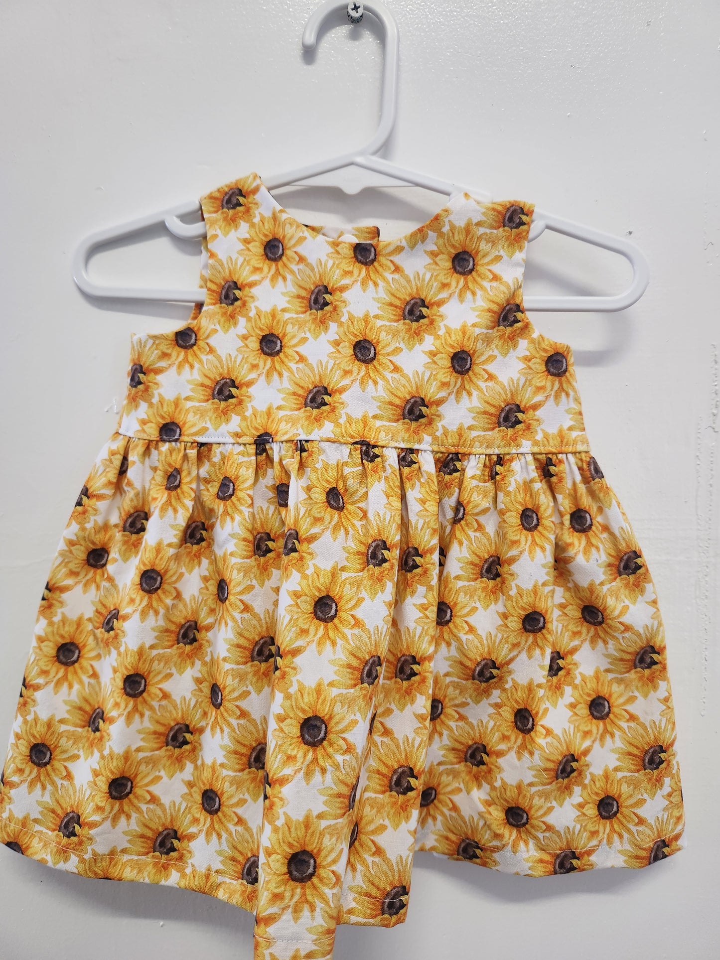 Dress | Tea party | Bright sunnies